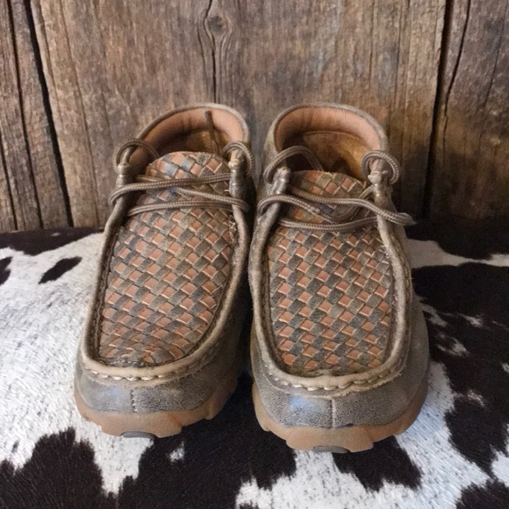 Youth twisted X shoes—almost brand new